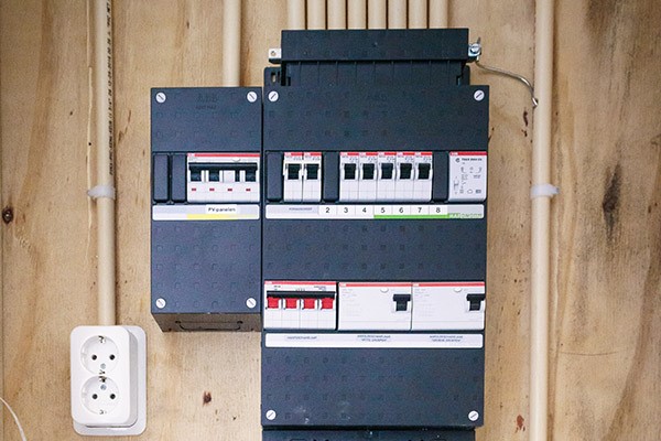 Uitgebreide groepenkast in een woning